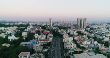 Yazın Bangalore 'da şehir binalarının, çevre yolunun ve trafiğin havadan görüntüsü