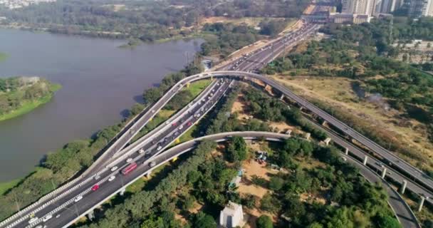 Verkeersstroom Een Regelmatige Dag Een Viaduct Bangalore Lake Zij Aerial — Stockvideo