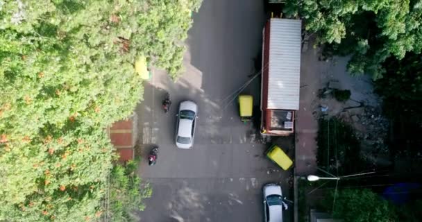 Letecký Top Sledování Pohled Bílé Auto Pohybující Silnici Během Slunečného — Stock video