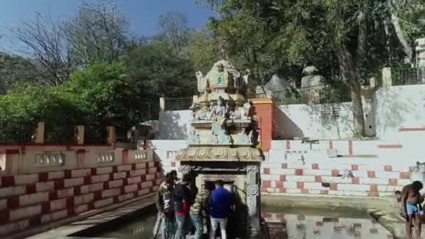 Kolar Índia Fevereiro 2021 Pessoas Tomando Banho Bênçãos Templo Histórico — Vídeo de Stock