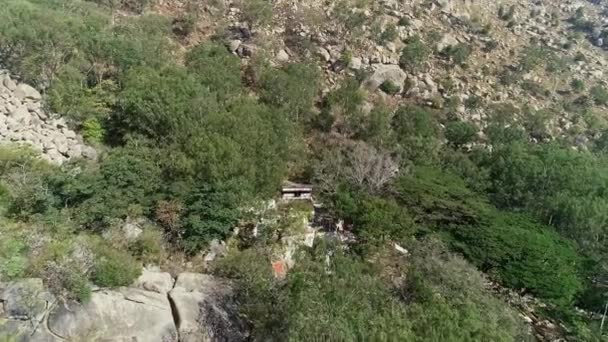 Vista Rastreamento Aéreo Templo Histórico Pedras Floresta Kolar Durante Dia — Vídeo de Stock