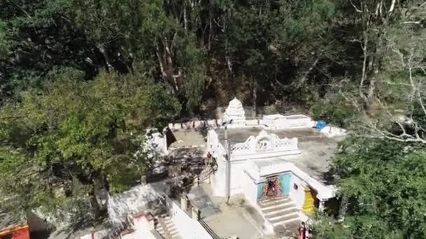 印度科拉尔 2021年2月21日 阳光明媚的日子 森林与山脉之间的白色历史神殿 — 图库视频影像