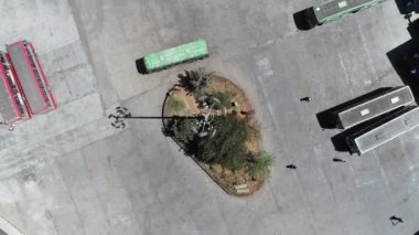 Hava kuşları devlet otobüs durağını ve güneşli bir günde hareket eden otobüsleri görüyor. kolar