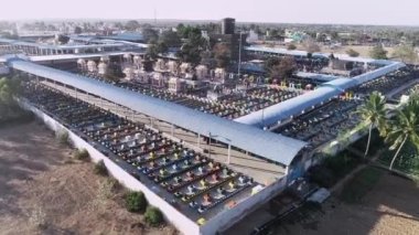 Yaz boyunca Kotilingeshwara Tapınağı 'nda küçük ya da büyük oranlarda lingam görülebilir.