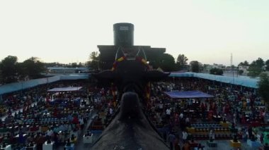 Kolar, Hindistan-21 Şubat 2020: Kotilingeshwara tapınağında toplanan en büyük Shivalinga ve fanatiklerinin havadan görünüşü.