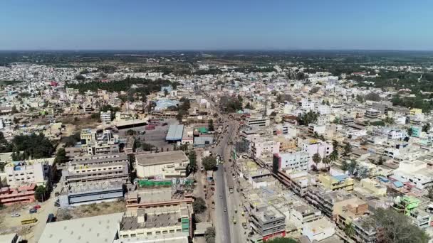 印度科拉尔 2020年2月21日 高高地飞越城市道路和现代建筑 夏季在科拉尔的交通 — 图库视频影像