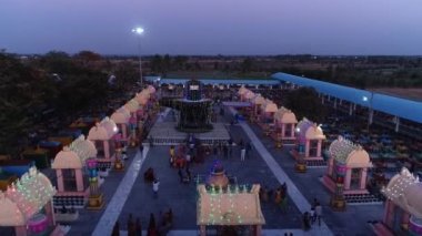 Kolar, Hindistan-21 Şubat 2020: Gece boyunca kotilingeshwara tapınağında Shivalingas 'ın en büyük ve en küçük verity havadan görünüşü.