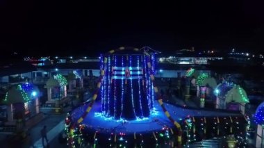 Kolar, Hindistan-21 Şubat 2020: Gece boyunca kotilingeshwara tapınağında Shivalingas 'ın en büyük ve en küçük verity havadan görünüşü.