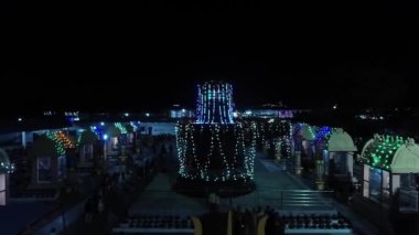 Gece boyunca Kotilingeshwara Tapınağı 'nda Shivalingas' ın en büyük ve en küçük verimliliğinin havadan görünüşü.