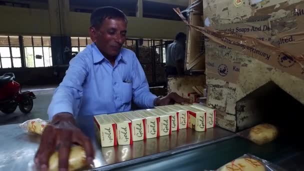 Bangalore India April 2016 Happy Man Zet Zeep Merkdozen Voor — Stockvideo