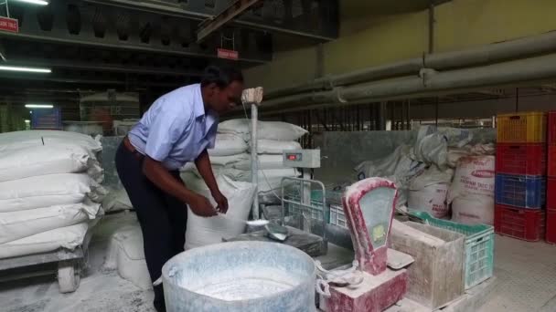 2016年4月5日インド バンガロール 石鹸のスケール 製造に石鹸成分の正確な重量を取る技術者 — ストック動画