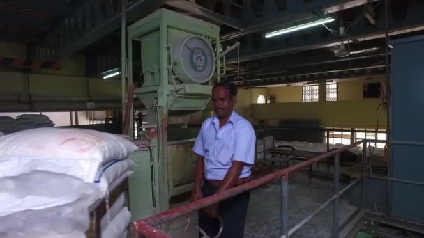 2016年4月5日インド バンガロール 石鹸製造ユニット 石鹸製造における自動ミキサーマシン上の原料袋の移動作業者 — ストック動画