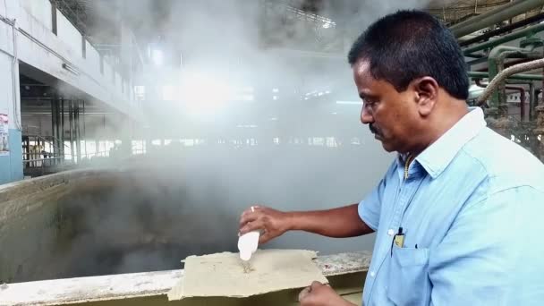 Bangalore India May 2016 Tekniker Som Tillsätter Kemikalier Till Tvålbasen — Stockvideo