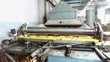 Sabun fabrikası / sabun / konveyör üretiminde sabun kalıpları için kesilmiş sabun kalıpları sabun fabrikasında üretiliyor