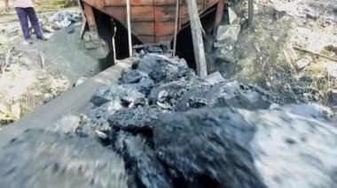 Kömür ya da bituminöz kömürün sabun fabrikasında paten kayışı üzerinde hareket etmesi.