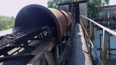 Sabun fabrikasındaki paten kayışı üzerinde hareket eden kömür ya da bituminöz kömürün kapanışı. Taşıma bandı.