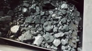 Ağır çekimde kömür atımlı taşıyıcı bant. Kemerdeki kömürün yakınlaştırılması. Taşıma bandındaki kömür.