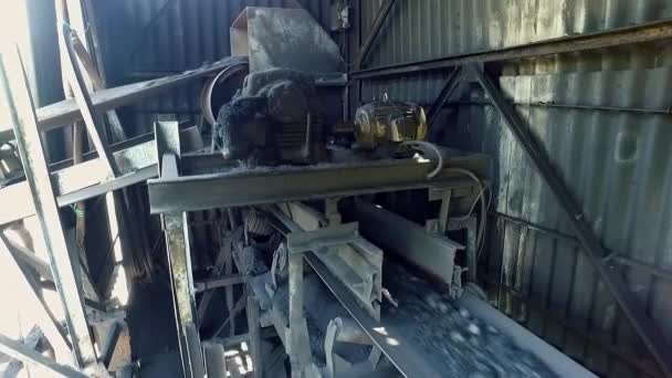 Close View Coal Carried Conveyor Belt Conveyor Machine Motor Conveyor — Stock Video