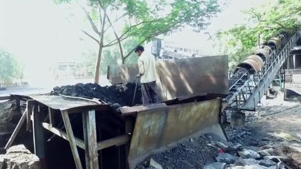 印度班加罗尔 2016年5月13日 阳光明媚的一天 一名男子在肥皂厂外面用挖掘棒将木炭推入输送机 — 图库视频影像