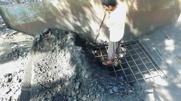 Bangalore India May 2016 Man Pushing Charcoal Digging Bar Conveyor — Stock Video