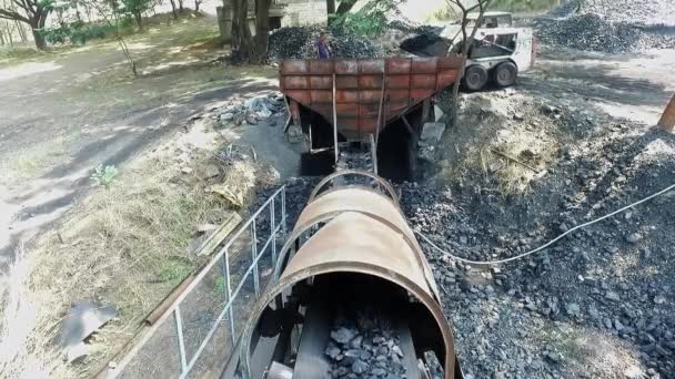 Bangalore India May 2016 Steer Loader Скидання Вугілля Конвейєрний Машині — стокове відео