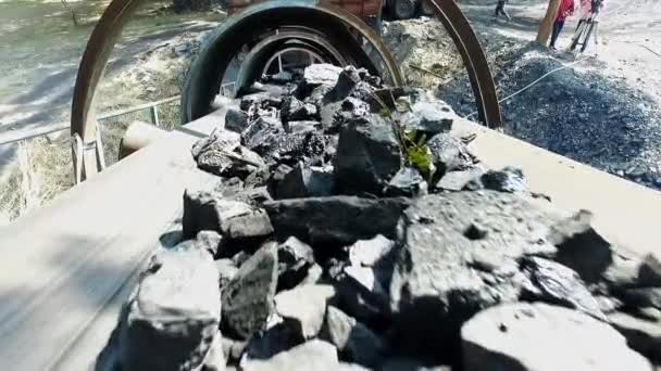 Closeup Carvão Vegetal Carvão Betuminoso Movendo Uma Correia Rolo Fábrica — Vídeo de Stock