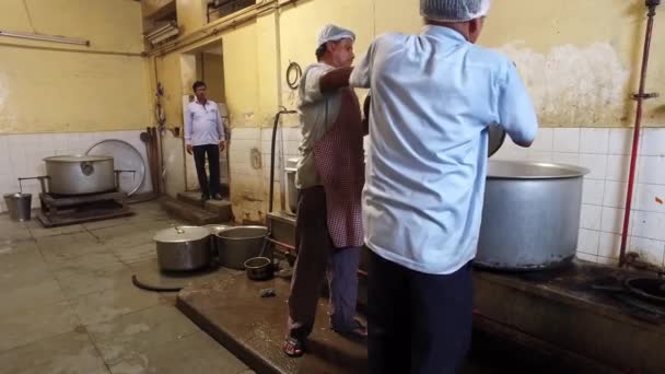 印度班加罗尔 2016年5月13日 两名男子将切碎的蔬菜倒入大锅中准备咖哩 — 图库视频影像