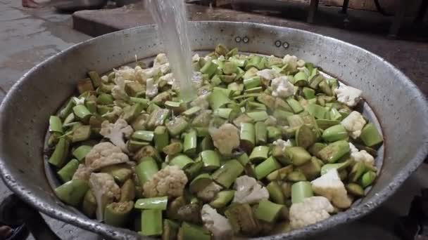 Крупный План Мытья Овощей Водой Большом Сосуде Factory Cooking Process — стоковое видео