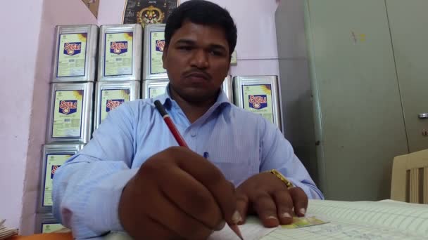 Бангалор Индия Мая 2016 Года Увольнение Человека Собирающего Продукты Приготовления — стоковое видео