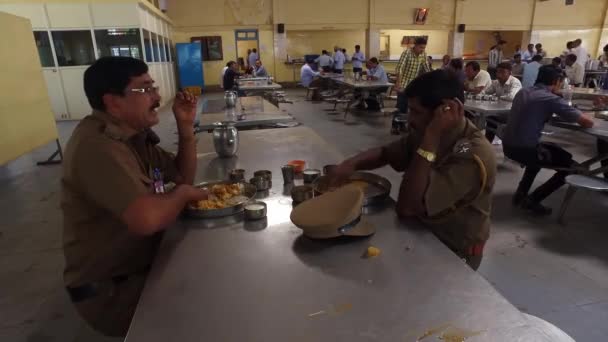 印度班加罗尔 2016年5月13日 两名身着制服的警察坐在工厂大餐厅的桌子上聊天和享用食物 — 图库视频影像