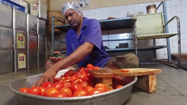 Bangalore Indien Maj 2016 Närbild Människan Tärning Skära Bulk Tomater — Stockvideo
