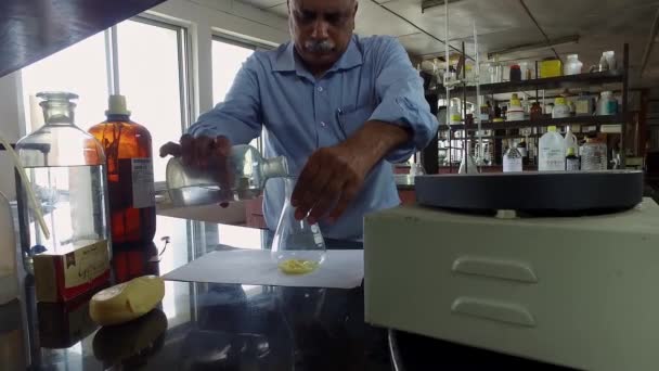 Bangalore Indien April 2016 Ein Wissenschaftler Mixt Seife Und Chemikalien — Stockvideo