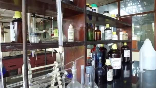 Bangalore Indien April 2016 Leere Forschungslaboratorium Laborausrüstung Chemikalien Labor Qualitätskontrolllabor — Stockvideo