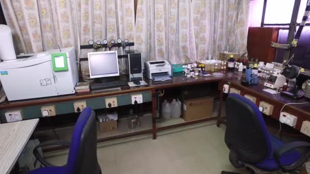 Bangalore India April 2016 Пустой Интерьер Исследовательской Лаборатории Лабораторное Оборудование — стоковое видео