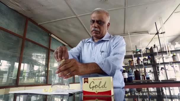 Bangalore Indien April 2016 Ein Experte Legt Seifenstückchen Erlenmeyerkolben Zur — Stockvideo