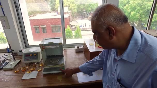 班加罗尔 2016年4月7日 用于质量检查的分析平衡机中的科学家测量 — 图库视频影像
