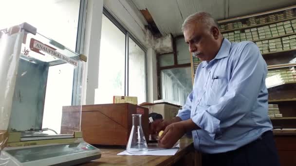 Bangalore Indie Duben 2016 Vědec Kontroluje Kvalitu Mýdla Laboratoři Experimentováním — Stock video