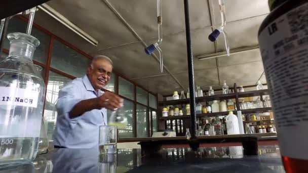 Bangalore India April 2016 Эксперт Кладет Мыло Химикаты Erlenmeyer Колбу — стоковое видео