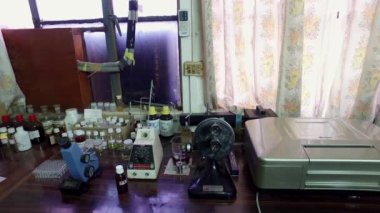 Bangalore, Hindistan-Nisan 7 2016: Laboratuvarda kimyasal şişe ve ekipmanların kapatılması. Kalite kontrol laboratuvarı. Araştırma laboratuvarı sabun fabrikası