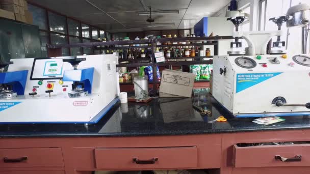 Bangalore Indien April 2016 Berstfestigkeitsprüfmaschinen Aus Der Nähe Labor Qualitätskontrolllabor — Stockvideo