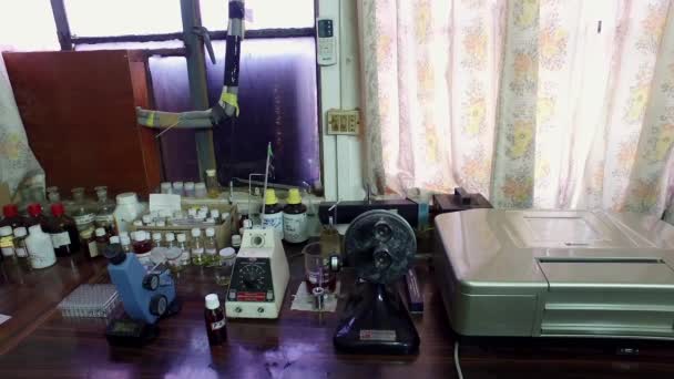 インド バンガロール2016年4月7日 研究室における化学ボトルと機器の閉鎖 品質管理研究室 — ストック動画