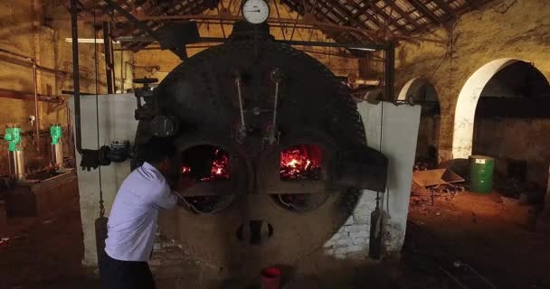 Mysore India June 2016 Працівник Завантажує Вугілля Печі Виробництва Тепла — стокове відео