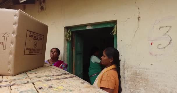 Mysore India June 2016 Закриття Індіанських Жінок Робітників Завантажувати Вантажні — стокове відео