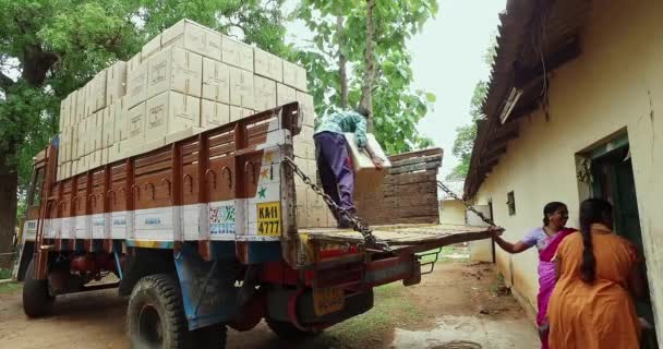 Mysore India June 2016 Female Workers Loading Boy Arranging Goods — Vídeo de Stock