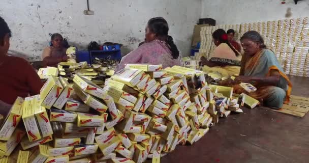 Mysore India June 2016 Купа Пахощів Упакованих Коробки Жінками Робітниками — стокове відео