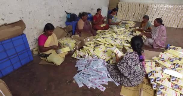 Mysore India June 2016 Купа Пахощів Упакованих Коробки Жінками Робітниками — стокове відео