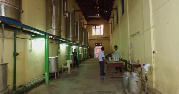 Mysore India June 2016 Workers Working Sandalwood Oil Making Factory — стоковое видео