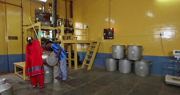 Mysore India June 2016 Closeup Workers Working Oil Extraction Distillation — Stock videók
