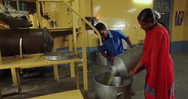 Mysore India June 2016 Closeup Workers Working Oil Extraction Distillation — Stockvideo