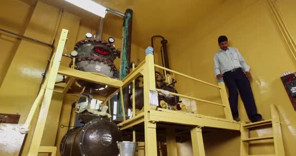 Mysore India June 2016 Closeup Oil Extraction Distillation Machines Tanks — стоковое видео